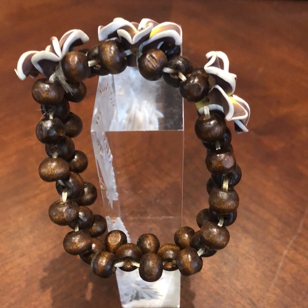 Brown and Cream Floral Beaded Hawaiian Plumeria Stretch Bracelet - Picture 7 of 9